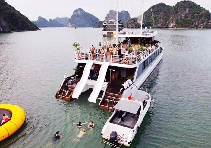 Tầu tour vịnh lan hạ