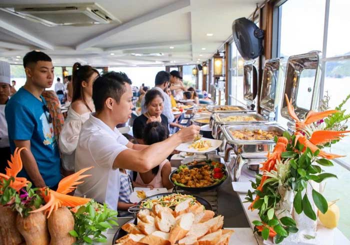 Buffet trua trong Tour Cát Bà 1 ngày