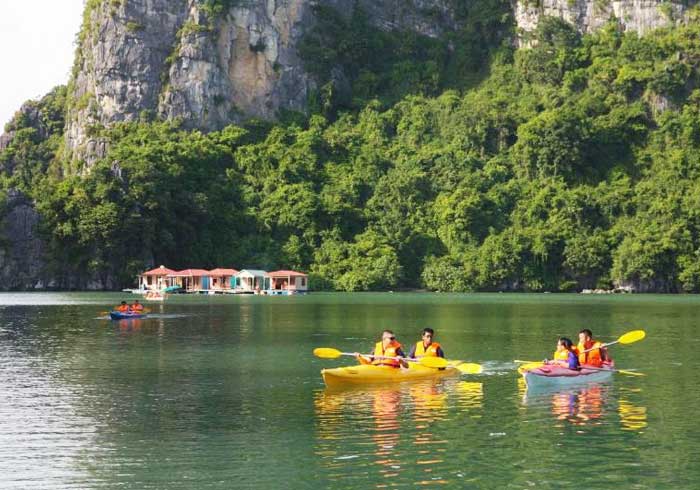 Chèo kayak trên vịnh