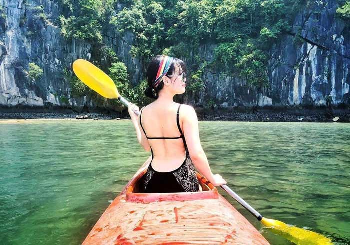 Chèo thuyền Kayak trên vịnh Lan Hạ