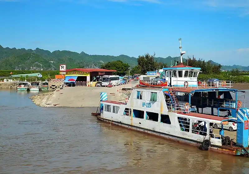 Cai Vieng Harbor Cat Ba bus and ferry departure point