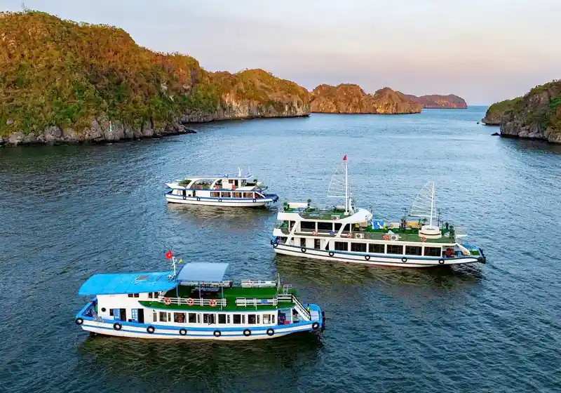Lan Ha Bay tour from Cat Ba – kayaking, boat trip and limestone islands