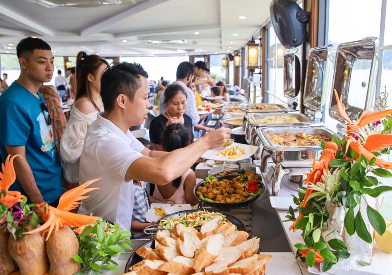 Seafood lunch on Lan Ha Bay 1 day cruise