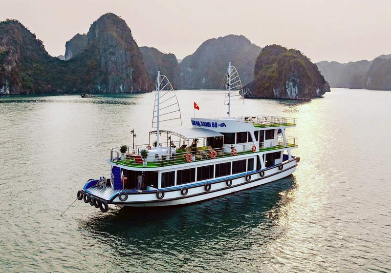 Tầu thăm vịnh Lan Hạ - trong tour du lịch Cát Bà 2 ngày 1 đêm