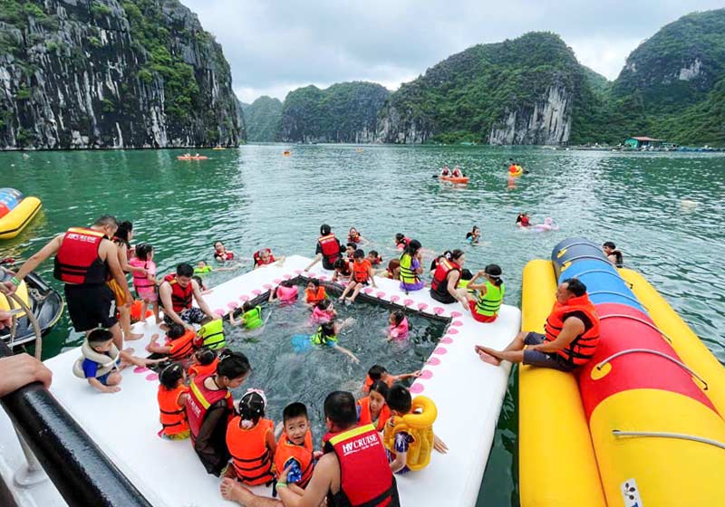 Tăm bển trên vịnh Lan Hạ - Cát Bà