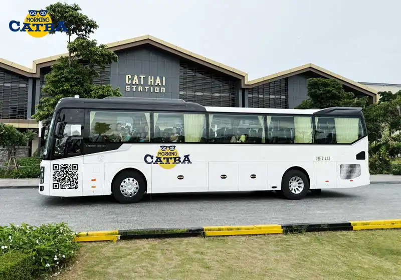 Xe Hà Nội - Cát Bà tại ga Cáp Treo